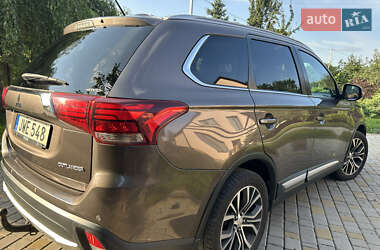 Внедорожник / Кроссовер Mitsubishi Outlander 2016 в 