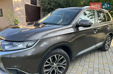 Внедорожник / Кроссовер Mitsubishi Outlander 2016 в 