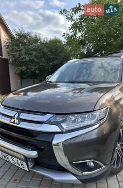 Внедорожник / Кроссовер Mitsubishi Outlander 2016 в 