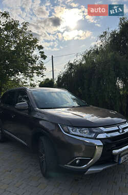 Внедорожник / Кроссовер Mitsubishi Outlander 2016 в 