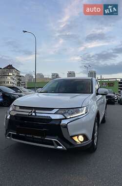 Внедорожник / Кроссовер Mitsubishi Outlander 2021 в 