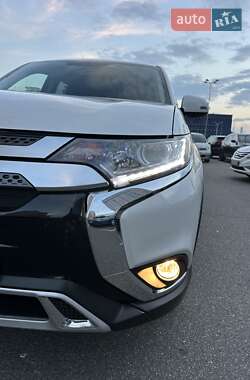 Внедорожник / Кроссовер Mitsubishi Outlander 2021 в 