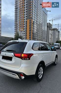 Внедорожник / Кроссовер Mitsubishi Outlander 2021 в 