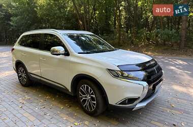 Внедорожник / Кроссовер Mitsubishi Outlander 2017 в 