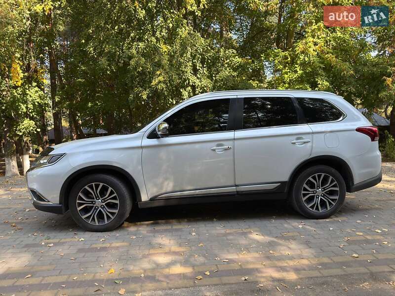 Позашляховик / Кросовер Mitsubishi Outlander 2017 в Бершаді