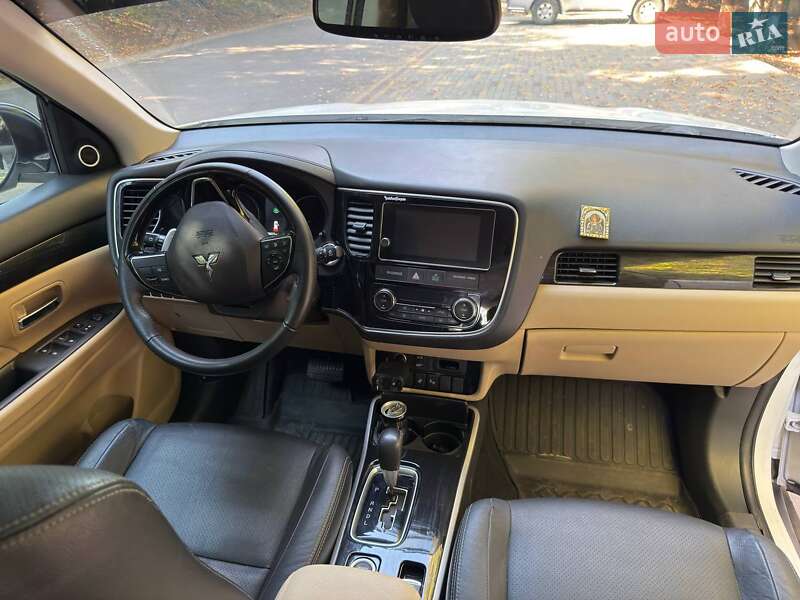 Позашляховик / Кросовер Mitsubishi Outlander 2017 в Бершаді