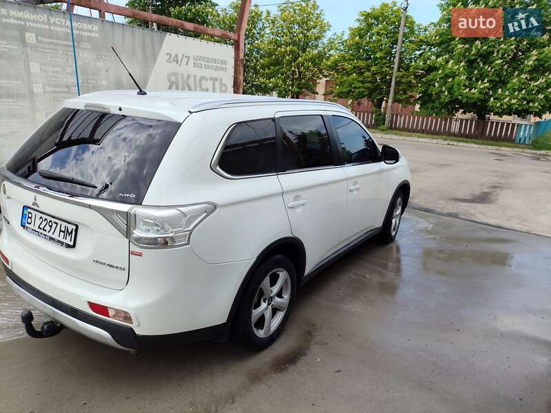 Внедорожник / Кроссовер Mitsubishi Outlander 2014 в 