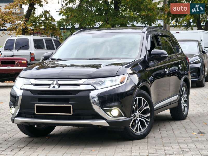 Внедорожник / Кроссовер Mitsubishi Outlander 2016 в 