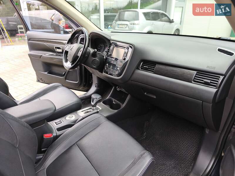 Внедорожник / Кроссовер Mitsubishi Outlander 2016 в Днепре