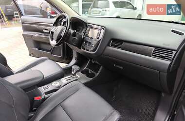 Внедорожник / Кроссовер Mitsubishi Outlander 2016 в 