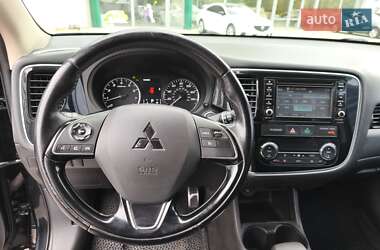 Внедорожник / Кроссовер Mitsubishi Outlander 2016 в 