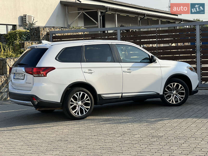 Внедорожник / Кроссовер Mitsubishi Outlander 2016 в Стрые