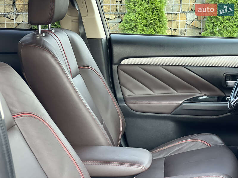 Внедорожник / Кроссовер Mitsubishi Outlander 2016 в Стрые