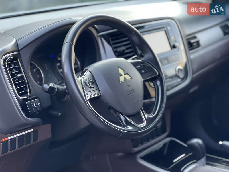 Внедорожник / Кроссовер Mitsubishi Outlander 2016 в Стрые