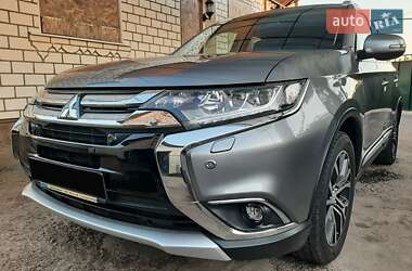 Внедорожник / Кроссовер Mitsubishi Outlander 2017 в 