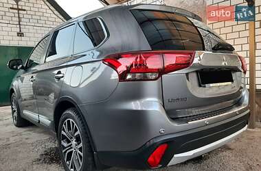 Внедорожник / Кроссовер Mitsubishi Outlander 2017 в 