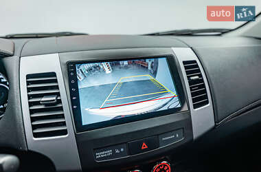 Внедорожник / Кроссовер Mitsubishi Outlander 2012 в 