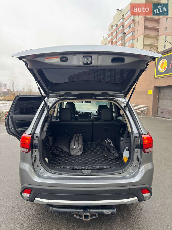 Позашляховик / Кросовер Mitsubishi Outlander 2016 в Києві