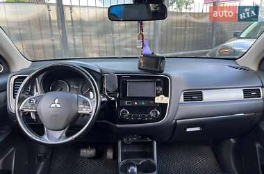 Позашляховик / Кросовер Mitsubishi Outlander 2013 в 