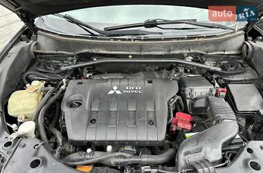 Внедорожник / Кроссовер Mitsubishi Outlander 2011 в 