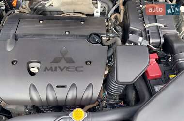 Внедорожник / Кроссовер Mitsubishi Outlander 2012 в 