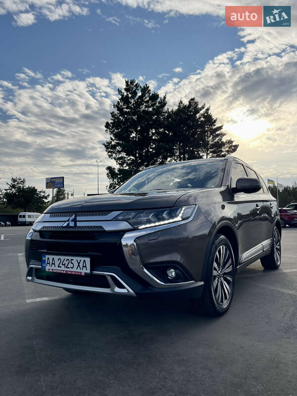 Внедорожник / Кроссовер Mitsubishi Outlander 2018 в 