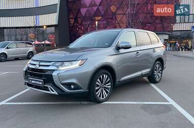 Внедорожник / Кроссовер Mitsubishi Outlander 2019 в 