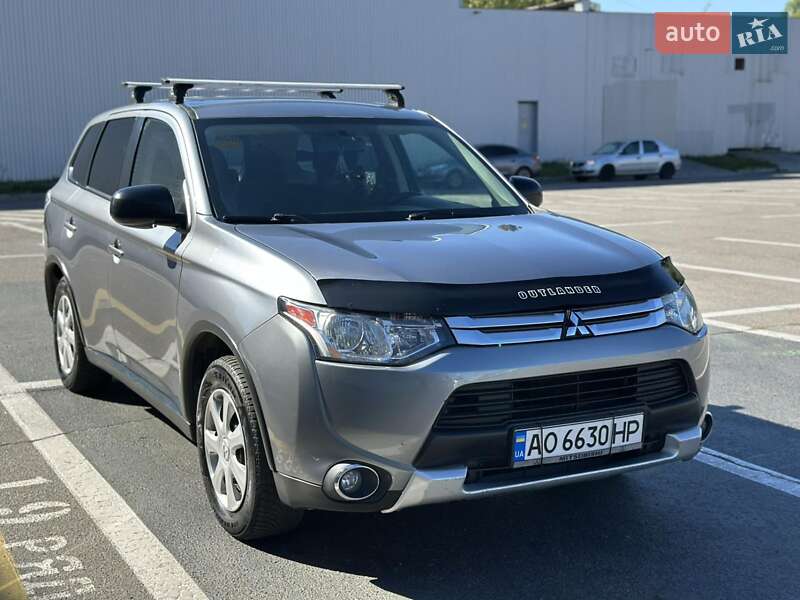 Внедорожник / Кроссовер Mitsubishi Outlander 2014 в 