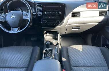 Внедорожник / Кроссовер Mitsubishi Outlander 2014 в 