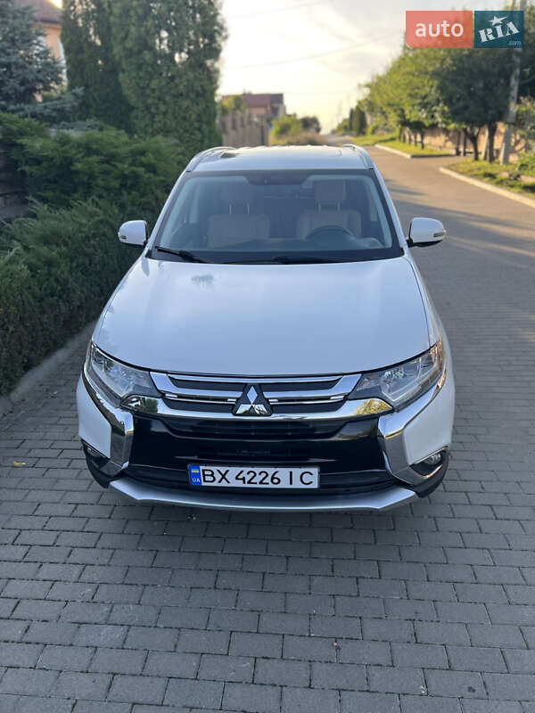 Позашляховик / Кросовер Mitsubishi Outlander 2015 в Хмельницькому