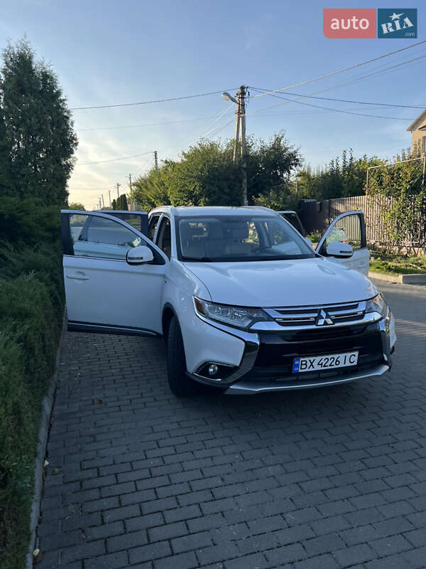 Позашляховик / Кросовер Mitsubishi Outlander 2015 в Хмельницькому