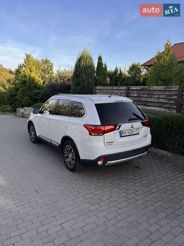 Позашляховик / Кросовер Mitsubishi Outlander 2015 в Хмельницькому
