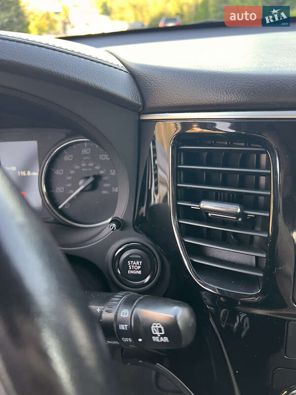 Позашляховик / Кросовер Mitsubishi Outlander 2015 в Хмельницькому