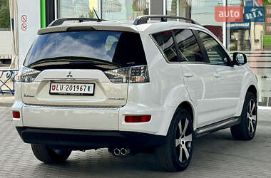 Внедорожник / Кроссовер Mitsubishi Outlander 2012 в 