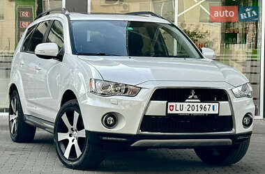 Внедорожник / Кроссовер Mitsubishi Outlander 2012 в 