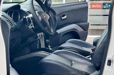 Внедорожник / Кроссовер Mitsubishi Outlander 2012 в 