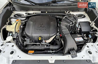 Внедорожник / Кроссовер Mitsubishi Outlander 2012 в 
