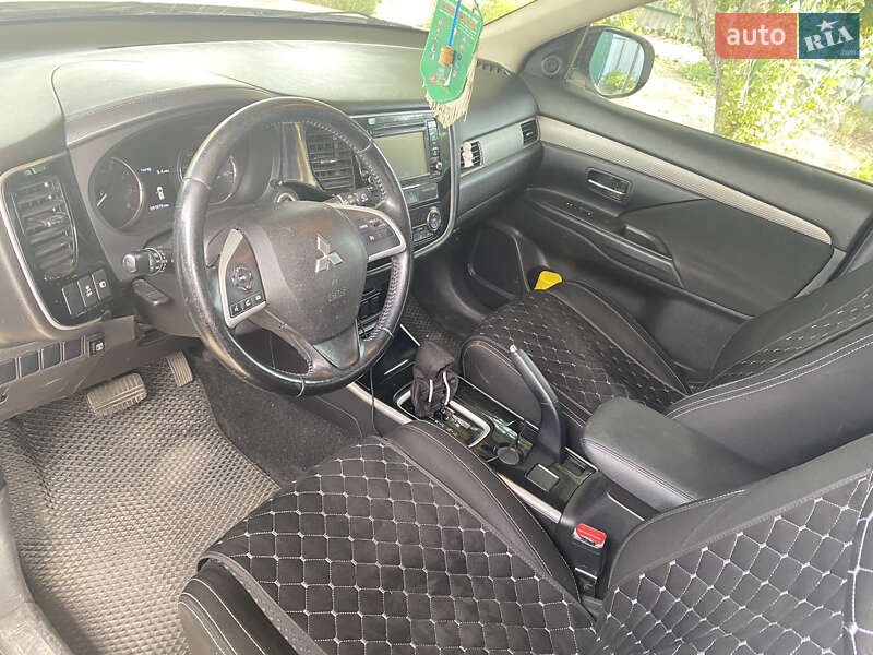Внедорожник / Кроссовер Mitsubishi Outlander 2016 в Кропивницком