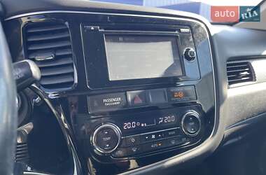 Внедорожник / Кроссовер Mitsubishi Outlander 2013 в 