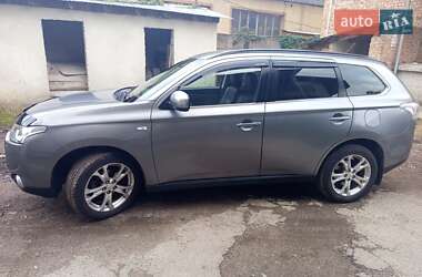 Внедорожник / Кроссовер Mitsubishi Outlander 2012 в 