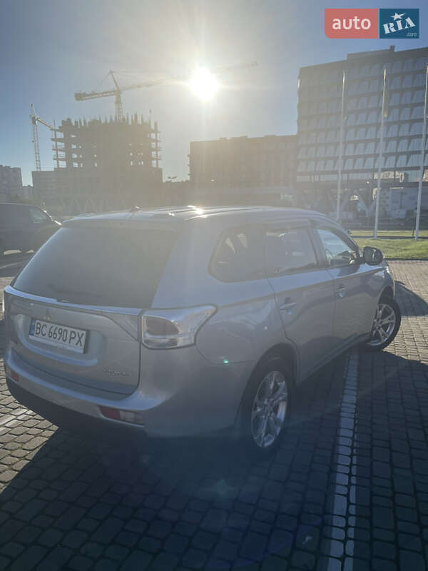 Позашляховик / Кросовер Mitsubishi Outlander 2013 в Львові