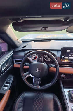 Внедорожник / Кроссовер Mitsubishi Outlander 2022 в 