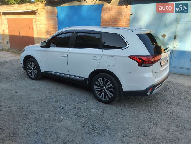 Внедорожник / Кроссовер Mitsubishi Outlander 2019 в Полтаве