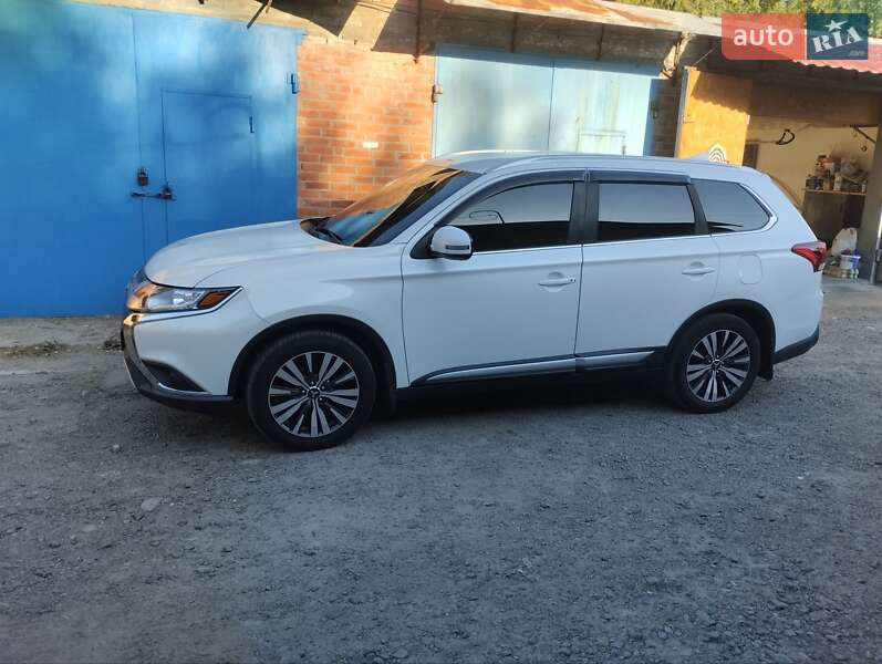 Внедорожник / Кроссовер Mitsubishi Outlander 2019 в Полтаве