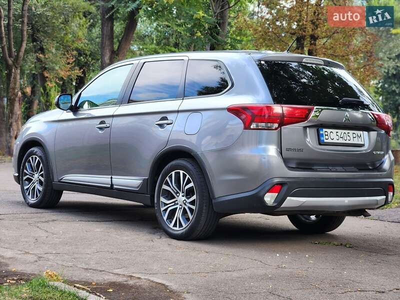 Внедорожник / Кроссовер Mitsubishi Outlander 2016 в Каменском
