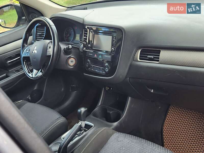 Внедорожник / Кроссовер Mitsubishi Outlander 2016 в Каменском