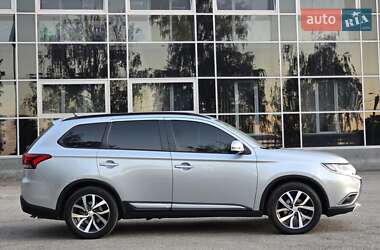 Внедорожник / Кроссовер Mitsubishi Outlander 2015 в 