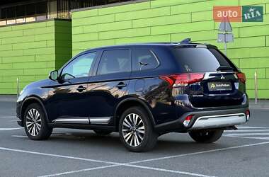 Внедорожник / Кроссовер Mitsubishi Outlander 2020 в 