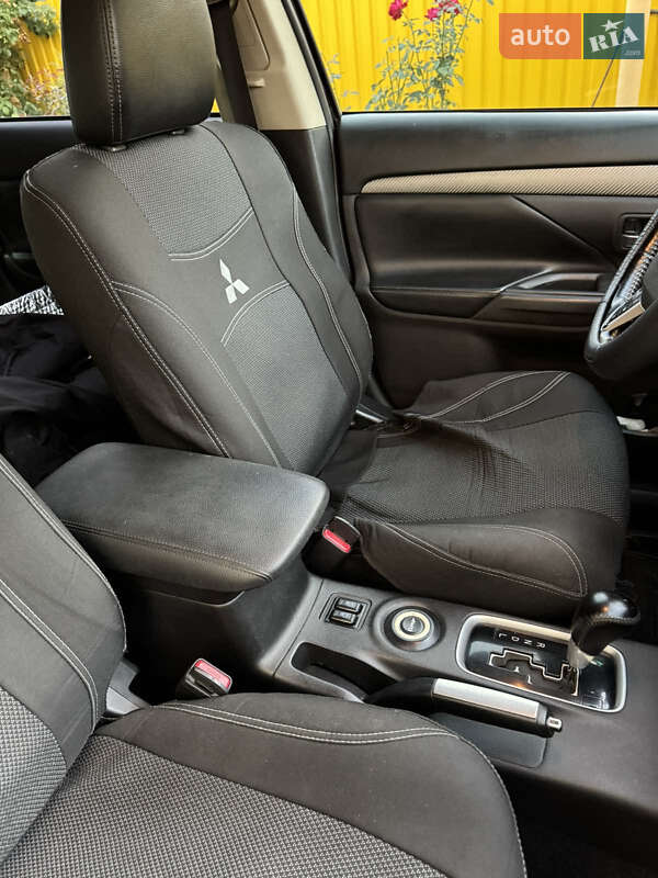 Внедорожник / Кроссовер Mitsubishi Outlander 2012 в Краснограде