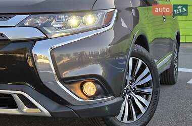 Внедорожник / Кроссовер Mitsubishi Outlander 2018 в 